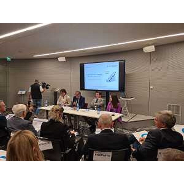 Lassessore regionale alle Attività produttive e Turismo Sergio Emidio Bini (a sinistra) durante la presentazione, avvenuta a Udine, del primo Osservatorio sulleconomia del Friuli Venezia Giulia sviluppato dalla Camera di Commercio Pordenone Udine, alla quale hanno partecipato, tra gli altri, i vertici delle associazioni di categoria del mondo economico, a partire dal presidente dellente camerale Giovanni Da Pozzo. - Lassessore regionale alle Attività produttive e Turismo Sergio Emidio Bini (a sinistra) durante la presentazione, avvenuta a Udine, del primo Osservatorio sulleconomia del Friuli Venezia Giulia sviluppato dalla Camera di Commercio Pordenone Udine, alla quale hanno partecipato, tra gli altri, i vertici delle associazioni di categoria del mondo economico, a partire dal presidente dellente camerale Giovanni Da Pozzo.