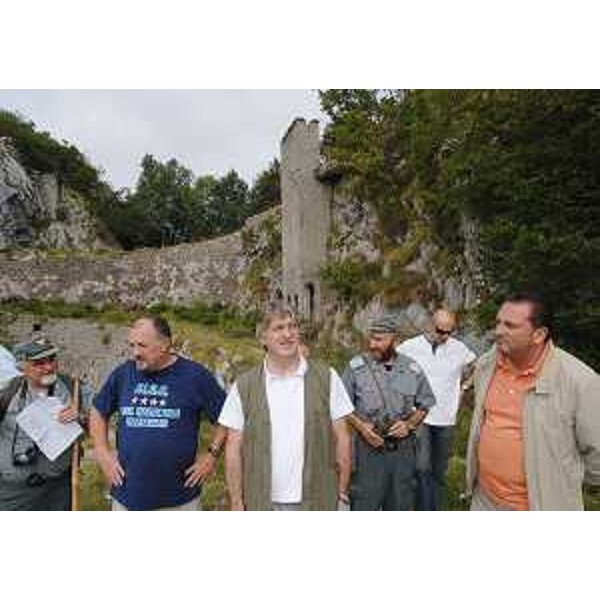 Renzo Tondo (Presidente Friuli Venezia Giulia) visita il Forte di Monte Festa, tra il lago di Cavazzo e la conca di Carnia, insieme a Dario Iuri (Sindaco Cavazzo Carnico), Luigi Cacitti (Consigliere regionale) e Guardie forestali. (Cavazzo Carnico 02/09/08) 