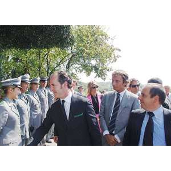 Luca Zaia (Ministro Politiche agricole e forestali) saluta Chiara Cainero (Medaglia d'oro Pechino 2008) e il Corpo forestale; a destra, Massimiliano Fedriga (Parlamentare) e Claudio Violino (Assessore regionale Risorse agricole, naturali, forestali e Montagna) all'Azienda vitivinicola Petrucco di Buttrio. (Buttrio 04/09/08) 