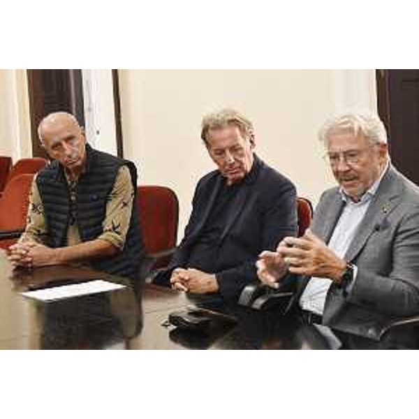 L'assessore regionale alla Difesa dell'ambiente Fabio Scoccimarro, tra il presidente regionale della Fipe Bruno Vesnaver e il presidente della Confcommercio triestina Antonio Paoletti - L'assessore regionale alla Difesa dell'ambiente Fabio Scoccimarro, tra il presidente regionale della Fipe Bruno Vesnaver e il presidente della Confcommercio triestina Antonio Paoletti
