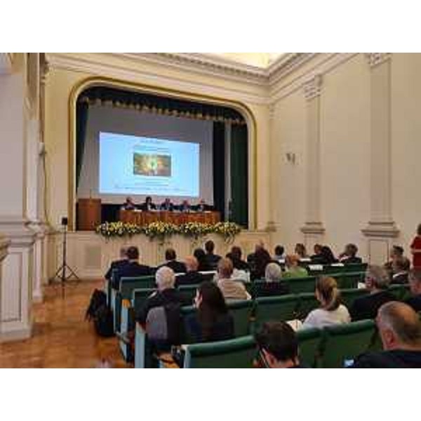 L'assessore regionale alle Attività produttive e turismo Sergio Emidio Bini (il secondo da sinistra) durante il convegno "Transizione ecologica ed energetica: opportunità e strumenti per le imprese" - L'assessore regionale alle Attività produttive e turismo Sergio Emidio Bini (il secondo da sinistra) durante il convegno "Transizione ecologica ed energetica: opportunità e strumenti per le imprese"