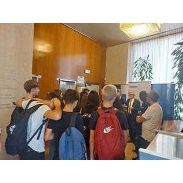 Gli studenti del Mattiussi-Pertini e il consigliere nei corridoi del palazzo del Consiglio regionale - Gli studenti del Mattiussi-Pertini e il consigliere nei corridoi del palazzo del Consiglio regionale