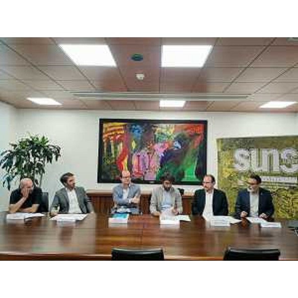 Il vicegovernatore Mario Anzil al centro della foto assieme alle altre autorità e agli organizzatori dell'evento - Il vicegovernatore Mario Anzil al centro della foto assieme alle altre autorità e agli organizzatori dell'evento