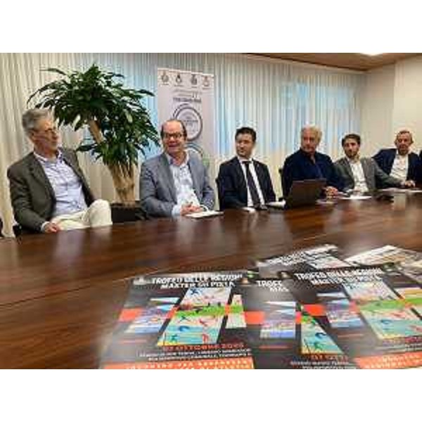 Il vicegovernatore Mario Anzil mentre illustra l'evento - Il vicegovernatore Mario Anzil mentre illustra l'evento