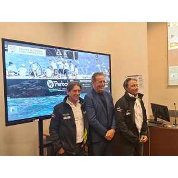 L'assessore regionale Fabio Scoccimarro con i rappresentanti del team di Arca - L'assessore regionale Fabio Scoccimarro con i rappresentanti del team di Arca