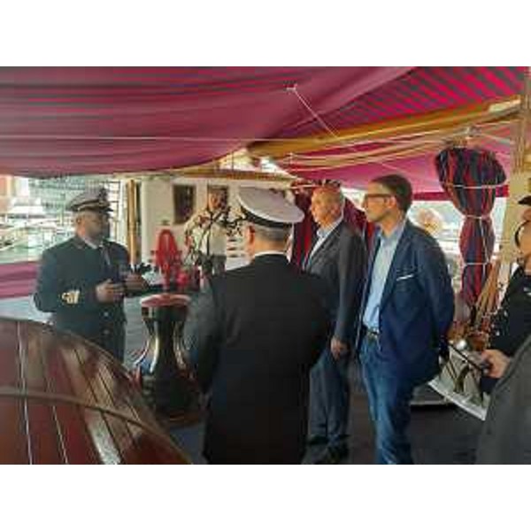 L'assessore regionale Pierpaolo Roberti (a destra nella foto) a bordo della nave Palinuro, mentre ascolta insieme al sindaco di Trieste Roberto Dipiazza l'illustrazione del capitano di fregata Samuele Mondino - L'assessore regionale Pierpaolo Roberti (a destra nella foto) a bordo della nave Palinuro, mentre ascolta insieme al sindaco di Trieste Roberto Dipiazza l'illustrazione del capitano di fregata Samuele Mondino