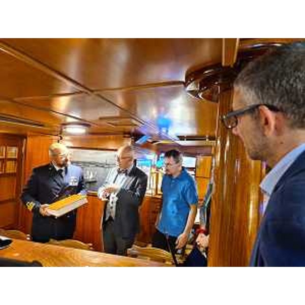 L'assessore Pierpaolo Roberti assiste alla consegna del Diaro d'Onore dello Scriptorium Foroiulense dalle mani di Roberto Giurano al comandante della Palinuro Samuele Mondino - L'assessore Pierpaolo Roberti assiste alla consegna del Diaro d'Onore dello Scriptorium Foroiulense dalle mani di Roberto Giurano al comandante della Palinuro Samuele Mondino