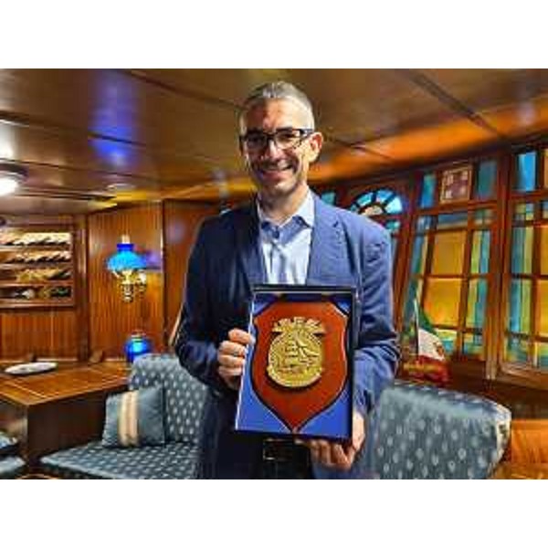 L'assessore regionale Pierapolo Roberti con il crest donato dal comandante della Palinuro - L'assessore regionale Pierapolo Roberti con il crest donato dal comandante della Palinuro