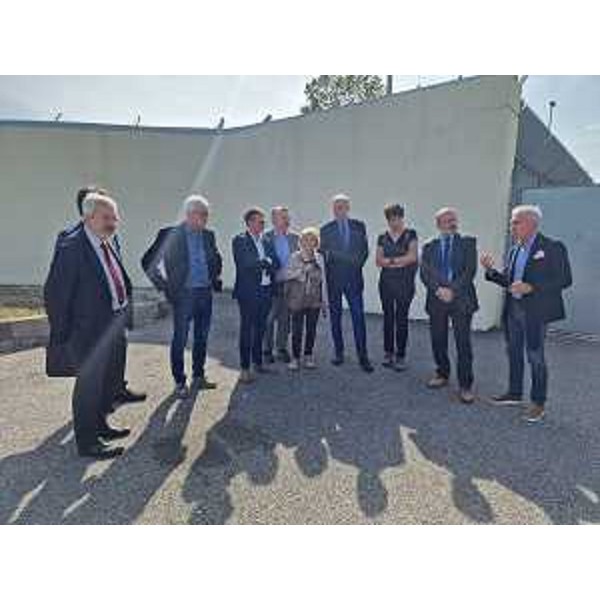 Diego Bernardis (al centro nella foto) assieme ai colleghi della VI Commissione, presieduta da Roberto Novelli, al Cara e al Cpr di Gradisca d'Isonzo - Diego Bernardis (al centro nella foto) assieme ai colleghi della VI Commissione, presieduta da Roberto Novelli, al Cara e al Cpr di Gradisca d'Isonzo