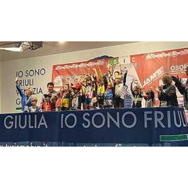 Lassessore regionale alle Finanze Barbara Zilli alle premiazioni della prima delle due giornate della seconda tappa del Giro dItalia Ciclocross - Lassessore regionale alle Finanze Barbara Zilli alle premiazioni della prima delle due giornate della seconda tappa del Giro dItalia Ciclocross