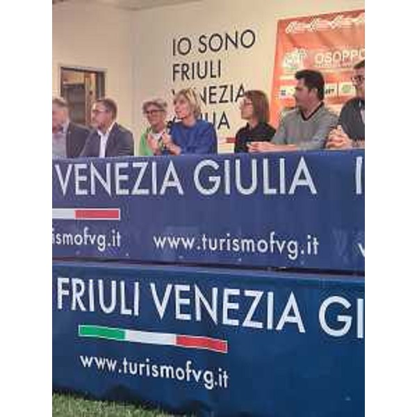 Lassessore regionale alle Finanze Barbara Zilli alle premiazioni della prima delle due giornate della seconda tappa del Giro dItalia Ciclocross - Lassessore regionale alle Finanze Barbara Zilli alle premiazioni della prima delle due giornate della seconda tappa del Giro dItalia Ciclocross