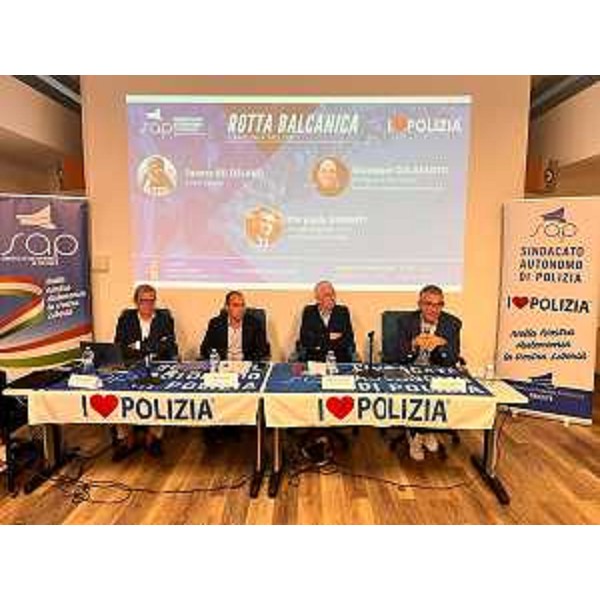 L'assessore regionale alla Sicurezza e immigrazione Pierpaolo Roberti (a destra) durante la conferenza "Rotta balcanica - Capolinea Trieste". - L'assessore regionale alla Sicurezza e immigrazione Pierpaolo Roberti (a destra) durante la conferenza "Rotta balcanica - Capolinea Trieste".