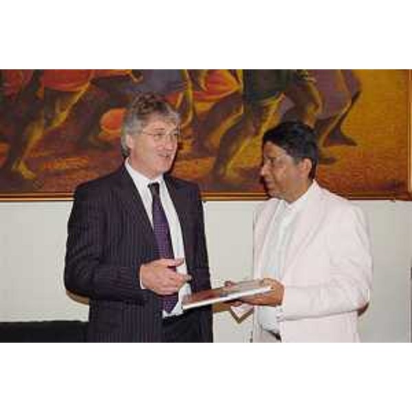 Renzo Tondo (Presidente Friuli Venezia Giulia) e Arif Shahid Khan (Ambasciatore indiano in Italia) nel corso dell'incontro a Roma. (Roma 09/09/08)