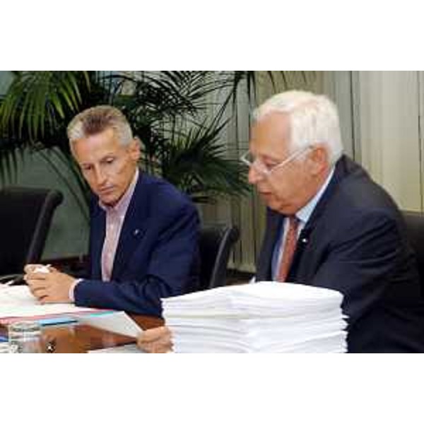 Riccardo Illy (Presidente Regione Friuli Venezia Giulia) con Vittorio Zollia (Direttore Centrale del Segretariato Generale e Riforme Istituzionali) ritratti durante la seduta della Giunta Regionale tenutasi a Udine il 28/07/06