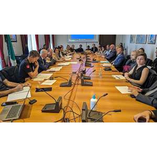 L'assessore con delega alla Protezione civile del Friuli Venezia Giulia Riccardo Riccardi a Trieste, nel Palazzo della Prefettura al vertice per fare il punto sulle azioni necessarie da intraprendere e su quelle già intraprese, per limitare il più possibile il rischio di incendio boschivo. - L'assessore con delega alla Protezione civile del Friuli Venezia Giulia Riccardo Riccardi a Trieste, nel Palazzo della Prefettura al vertice per fare il punto sulle azioni necessarie da intraprendere e su quelle già intraprese, per limitare il più possibile il rischio di incendio boschivo.