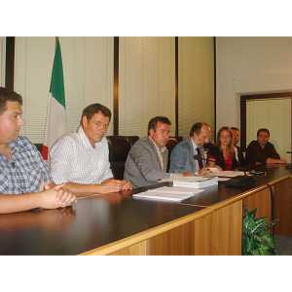 Riccardo Riccardi (Assessore regionale Mobilità, Energia e Infrastrutture Trasporto) con Paolo Merseu (Sindaco Torreano) e la Giunta comunale di Torreano. (Torreano 12/09/08) 