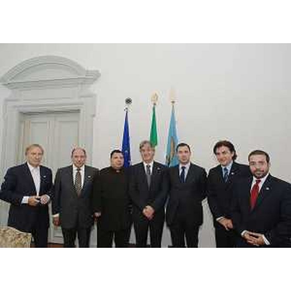 Renzo Tondo (Presidente Friuli Venezia Giulia) con H.E. Remigio Maradona (Direttore IIMSAM-Intergovernmental Institution for the use of Micro-algae Spirulina against Malnutrition) ed altri rappresentanti dell'IIMSAM, nella sede della Regione a Trieste. (Trieste 15/09/08)