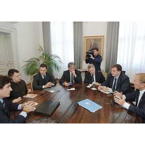 Renzo Tondo (Presidente Friuli Venezia Giulia) con i rappresentanti dell'IIMSAM (Intergovernmental Institution for the use of Micro-algae Spirulina against Malnutrition), nella sede della Regione a Trieste. (Trieste 15/09/08)