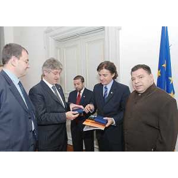 Renzo Tondo (Presidente Friuli Venezia Giulia) con H.E. Remigio Maradona (Direttore IIMSAM-Intergovernmental Institution for the use of Micro-algae Spirulina against Malnutrition) ed altri rappresentanti dell'IIMSAM, nella sede della Regione a Trieste. (Trieste 15/09/08)