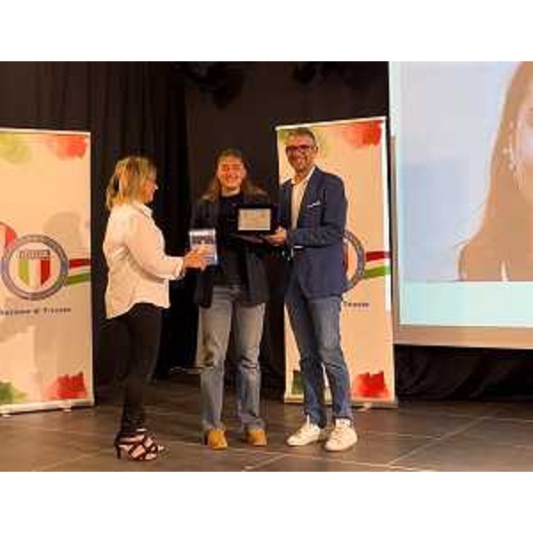 Lassessore Roberti con la campionessa di Canottaggio Giorgia Gregorutti. - Lassessore Roberti con la campionessa di Canottaggio Giorgia Gregorutti.