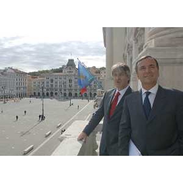 Renzo Tondo (Presidente Friuli Venezia Giulia) e Franco Frattini (Ministro Affari esteri) affacciati su piazza Unità d'Italia e verso il mare dal palazzo sede della Regione a Trieste. (Trieste 16/09/08)