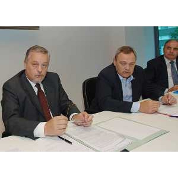 Vanni Lenna (Assessore regionale Ambiente) ed Enio Decorte (Assessore Ambiente Provincia UD) nel corso della riunione con la delegazione dei rappresentanti del CSR (Consorzio Smaltimento Rifiuti Bassa friulana) e con i 35 Sindaci consorziati, nella sede regionale di Udine. (Udine 16/09/08) 