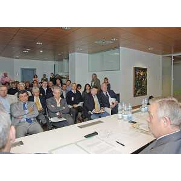 Vanni Lenna (Assessore regionale Ambiente) nel corso della riunione con la delegazione dei rappresentanti del CSR (Consorzio Smaltimento Rifiuti Bassa friulana) e con i 35 Sindaci consorziati, nella sede regionale di Udine. (Udine 16/09/08) 