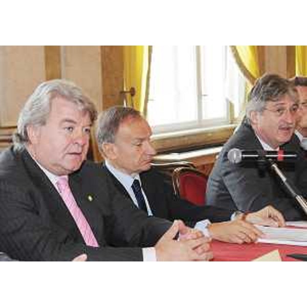 Elio De Anna (Assessore regionale Attività ricreative e sportive), Giovanni Petrucci (Presidente CONI) e Renzo Tondo (Presidente Friuli Venezia Giulia, Presidente Discipline associate e Presidente Federazione Dama) al tavolo della riunione del Coordinamento nazionale discipline sportive associate, nella sede della Regione a Trieste. (Trieste 18/09/08)