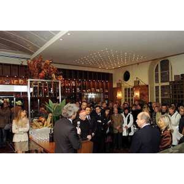Roberto Cosolini (Assessore regionale al lavoro, formazione, università e ricerca), Enzo Marsilio (Assessore regionale alle risorse agricole, naturali, forestali e montagna), Franco Iacop (Assessore regionale per le relazioni internazionali, comunitarie e autonomie locali), Roberto Dipiazza (Sindaco di Trieste), Antonio Paoletti (Presidente dell'Ente camerale), monsignor Eugenio Ravignani (Vescovo di Trieste). (Trieste, 22/12/2004)