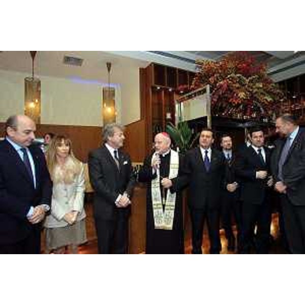 Roberto Cosolini (Assessore regionale al lavoro, formazione, università e ricerca), Enzo Marsilio (Assessore regionale alle risorse agricole, naturali, forestali e montagna), Franco Iacop (Assessore regionale per le relazioni internazionali, comunitarie e autonomie locali), Roberto Dipiazza (Sindaco di Trieste), Antonio Paoletti (Presidente dell'Ente camerale), monsignor Eugenio Ravignani (Vescovo di Trieste). (Trieste, 22/12/2004)