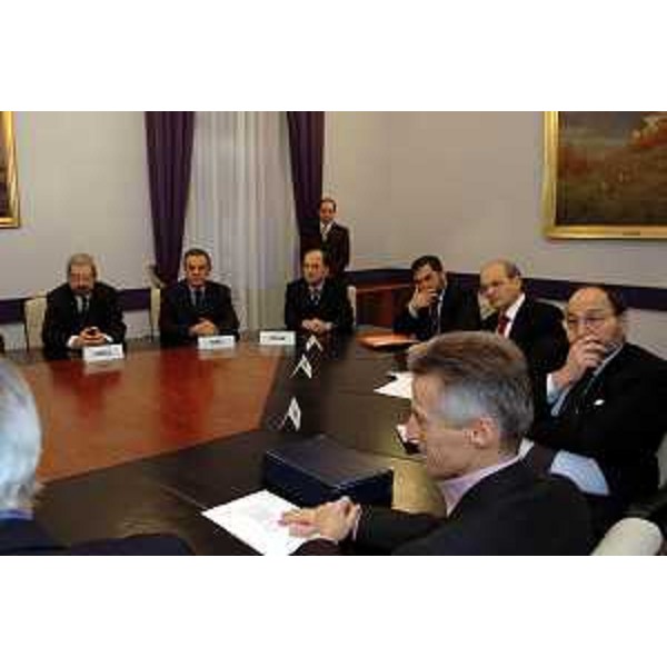 Riccardo Illy (Presidente della Regione Friuli Venezia Giulia) assieme ai quattro prefetti, ai rettori delle Università di Trieste e Udine e ai rappresentanti dell'Anci (Associazione nazionale comuni italiani) e dell'Upi (Unione province italiane) regionali. (Trieste, 22/12/2004)