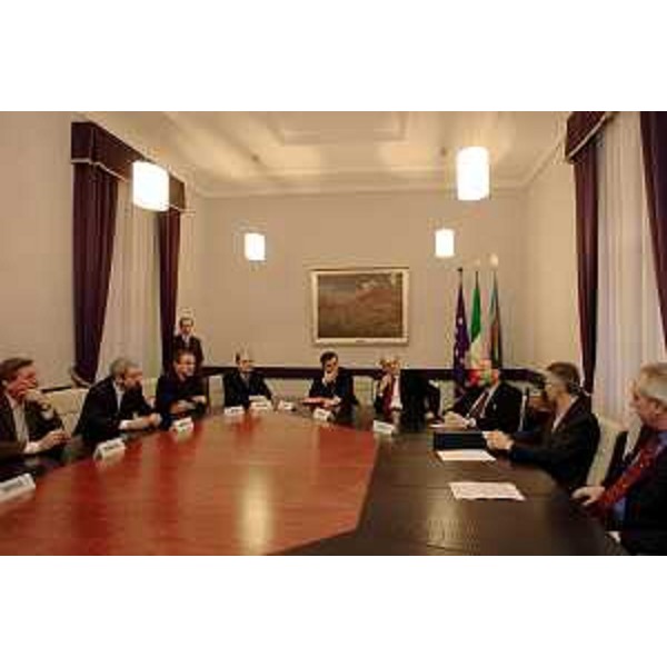 Riccardo Illy (Presidente della Regione Friuli Venezia Giulia) assieme ai quattro prefetti, ai rettori delle Università di Trieste e Udine e ai rappresentanti dell'Anci (Associazione nazionale comuni italiani) e dell'Upi (Unione province italiane) regionali. (Trieste, 22/12/2004)