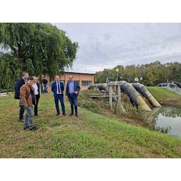 Lassessore regionale alla Difesa dellambiente Fabio Scoccimarro, il sindaco di Carlino Loris Bazzo e i rappresentanti del Consorzio di Bonifica Pianura friulana durante il sopralluogo all'idrovora Colomba. - Lassessore regionale alla Difesa dellambiente Fabio Scoccimarro, il sindaco di Carlino Loris Bazzo e i rappresentanti del Consorzio di Bonifica Pianura friulana durante il sopralluogo all'idrovora Colomba.