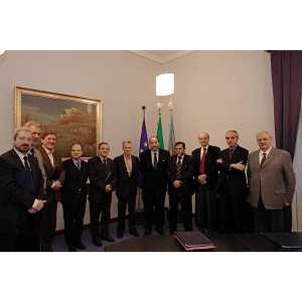 Riccardo Illy (Presidente della Regione Friuli Venezia Giulia) assieme ai quattro prefetti, ai rettori delle Università di Trieste e Udine e ai rappresentanti dell'Anci (Associazione nazionale comuni italiani) e dell'Upi (Unione province italiane) regionali. (Trieste, 22/12/2004) 
