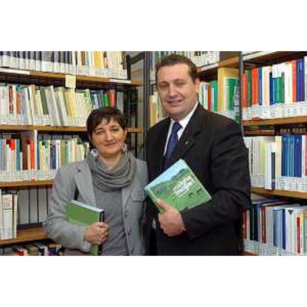 Ulderica Da Pozzo (Fotografa) ed Enzo Marsilio (Assessore regionale alle risorse agricole, naturali, forestali e montagna) (Trieste, 22/12/2004)