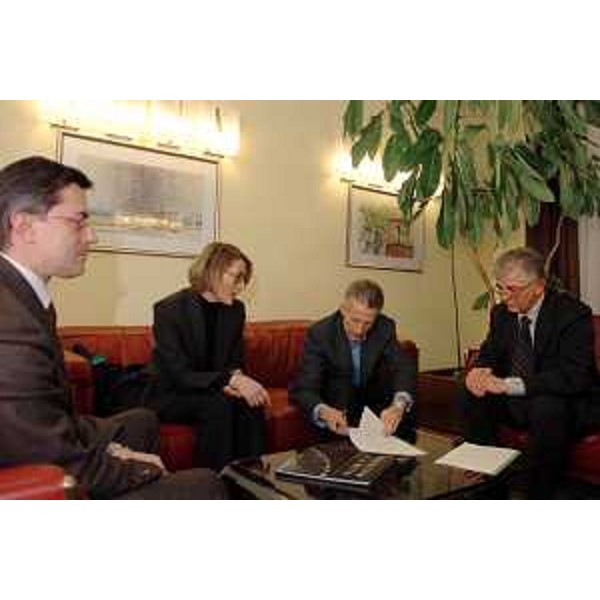 Riccardo Illy (Presidente della Regione Friuli Venezia Giulia), Gianfranco Ros (Responsabile centro servizi condivisi), Ezio Beltrame (Assessore regionale alla salute e protezione sociale) (Trieste, 21/12/2004)