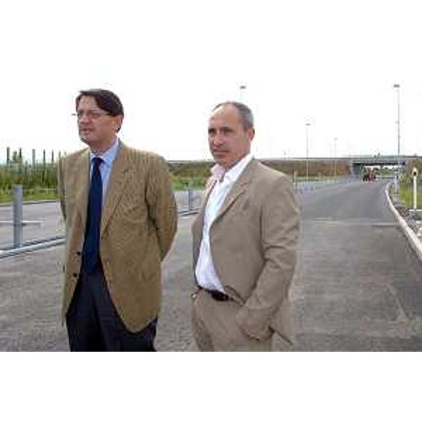 Lodovico Sonego (Assessore regionale alla pianificazione territoriale, energia, mobilità e infrastrutture di trasporto) con Pietro Del Fabbro (Amministratore Delegato di Autovie Venete) ritratti durante il sopralluogo al lotto 28 della A 28 (Pordenone, 29/07/09)