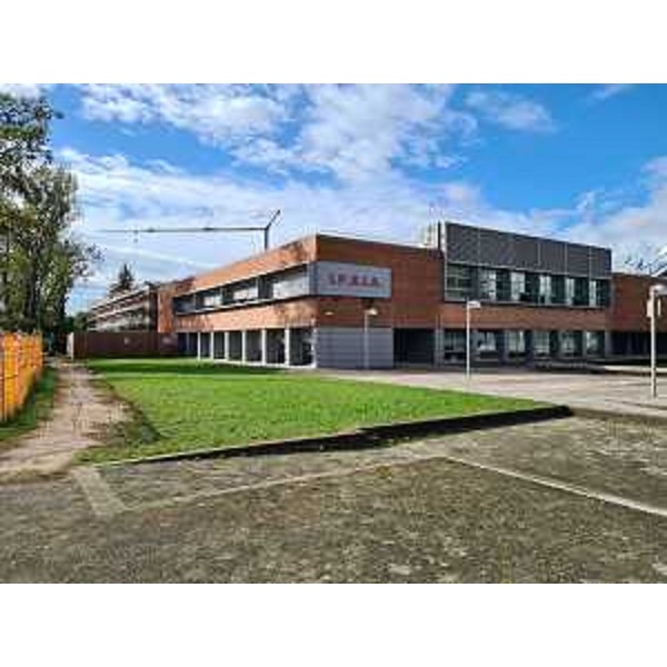 La sede dell'Istituto professionale Carniello di Brugnera; sul retro il cantiere per la realizzazione dell'ampliamento della scuola - La sede dell'Istituto professionale Carniello di Brugnera; sul retro il cantiere per la realizzazione dell'ampliamento della scuola