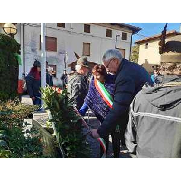 Il presidente del Cr Fvg, Mauro Bordin, con la sindaca Eleonora Viscardis al monumento ai Caduti di Visco di Bertiolo - Il presidente del Cr Fvg, Mauro Bordin, con la sindaca Eleonora Viscardis al monumento ai Caduti di Visco di Bertiolo