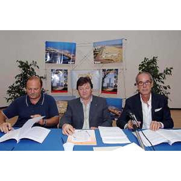 Gianfranco Moretton (Vicepresidente e Assessore regionale all'ambiente, lavori pubblici e protezione civile) con Giancarlo Conta (Assessore alle Politiche dell'Ambiente della Regione Veneto) e Sergio Bornacin (Sindaco di San Michele al Tagliamento) ritrati durante la firma del primo Ato (Bibione, 31/07/06)
