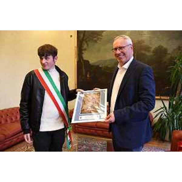 Il presidente Bordin riceve il dono del sindaco dei ragazzi, Jacopo Bianco - Il presidente Bordin riceve il dono del sindaco dei ragazzi, Jacopo Bianco