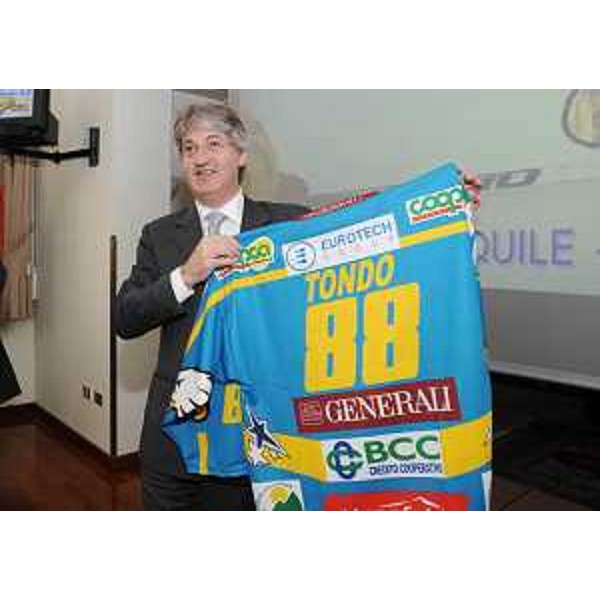 Renzo Tondo (Presidente Friuli Venezia Giulia) alla presentazione ufficiale della squadra Generali Aquile FVG, team di hockey su ghiaccio, nel palazzo delle Assicurazioni Generali a Trieste. (Trieste 22/09/08) 