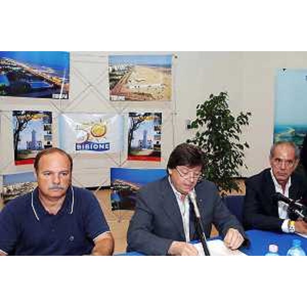 Gianfranco Moretton (Vicepresidente e Assessore regionale all'ambiente, lavori pubblici e protezione civile) con Giancarlo Conta (Assessore alle Politiche dell'Ambiente della Regione Veneto) e Sergio Bornacin (Sindaco di San Michele al Tagliamento) ritrati durante la firma del primo Ato (Bibione, 31/07/06)