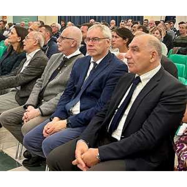 Il presidente del Cr Fvg, Mauro Bordin, con alla sua destra il presidente Fic Fvg, Daniele Scaini, e alla sua sinistra il pesidente Fic nazionale ed ex olimpico, Giuseppe Abbagnale - Il presidente del Cr Fvg, Mauro Bordin, con alla sua destra il presidente Fic Fvg, Daniele Scaini, e alla sua sinistra il pesidente Fic nazionale ed ex olimpico, Giuseppe Abbagnale