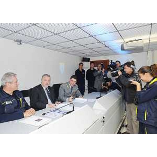 Guglielmo Berlasso (Direttore centrale Protezione civile), Vanni Lenna (Assessore regionale Protezione civile) e Guido Zelano (Comandante provinciale Guardia di Finanza) nel corso dell'incontro per la collaborazione tra i corpi di Protezione civile e delle Fiamme Gialle, nella sede della Protezione civile regionale a Palmanova. (Palmanova 23/09/08)