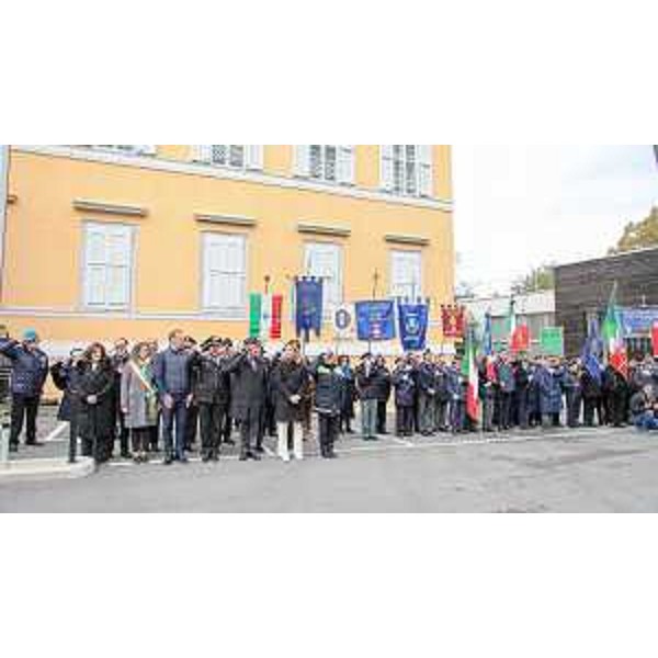 L'assessore Scoccimarro alla cerimonia che si è tenuta in largo Caduti di Nassiriya a Trieste in occasione della Giornata del ricordo dei Caduti militari e civili nelle missioni internazionali per la pace. - L'assessore Scoccimarro alla cerimonia che si è tenuta in largo Caduti di Nassiriya a Trieste in occasione della Giornata del ricordo dei Caduti militari e civili nelle missioni internazionali per la pace. 