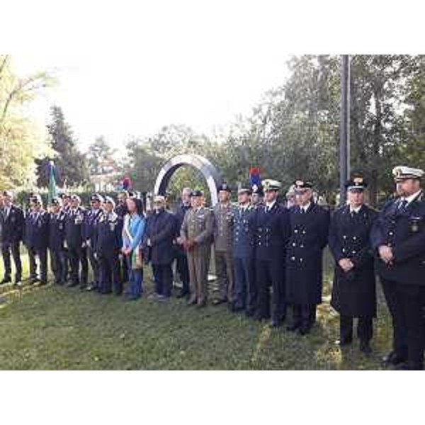 Le autorità e i rappresentanti delle Forze armate presenti alla commemorazione. - Le autorità e i rappresentanti delle Forze armate presenti alla commemorazione.
