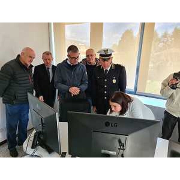 L'assessore regionale Pierpaolo Roberti, con il comandante della Polizia locale Cellina Meduna nella sala operativa della rinnovata sede - L'assessore regionale Pierpaolo Roberti, con il comandante della Polizia locale Cellina Meduna nella sala operativa della rinnovata sede