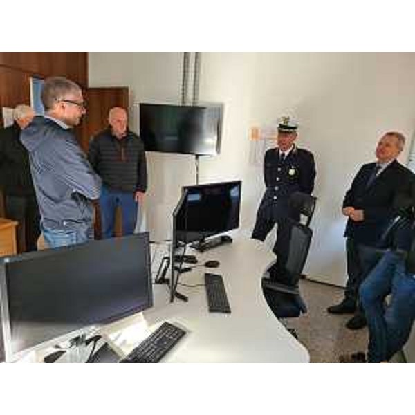 Il sindaco di Maniago Umberto Scarabello illustra all'assessore Pierpaolo Roberti il funzionamento della sala operativa del Comando della Polizia locale - Il sindaco di Maniago Umberto Scarabello illustra all'assessore Pierpaolo Roberti il funzionamento della sala operativa del Comando della Polizia locale