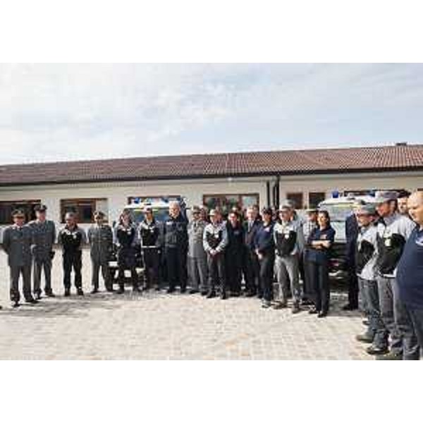 Guglielmo Berlasso (Direttore centrale Protezione civile), Vanni Lenna (Assessore regionale Protezione civile) e Guido Zelano (Comandante provinciale Guardia di Finanza) con personale delle Fiamme Gialle e della Protezione civile, presso la sede della Protezione civile regionale a Palmanova. (Palmanova 23/09/08)